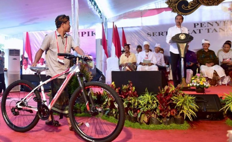 Di Bali, Jokowi Kembali Bagikan Sepeda.