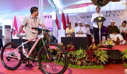 Di Bali, Jokowi Kembali Bagikan Sepeda.