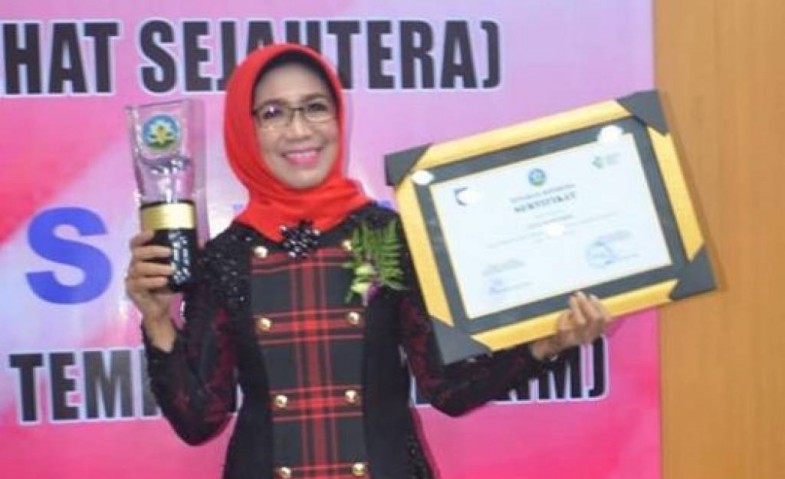 Puji Setyowati Terima Penghargaan Swasta Saba Wistara dari Kemendagri