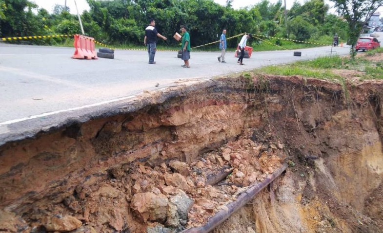 Longsor di Jalan Poros Samarinda- Balikpapan, BPJN XII Atasi Dengan Tumpukan Pasir