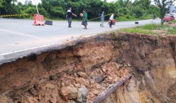 Longsor di Jalan Poros Samarinda- Balikpapan, BPJN XII Atasi Dengan Tumpukan Pasir