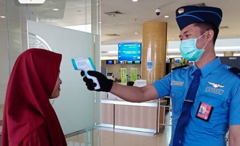 Bandara APT Pranoto Siapkan Thermometer Gun, Petugas dan Penumpang Wajib Diperiksa