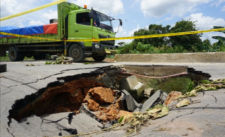 Dinas PU Kutim Respons Cepat Kerusakan Jalan di Poros Sangatta-Bontang KM 7