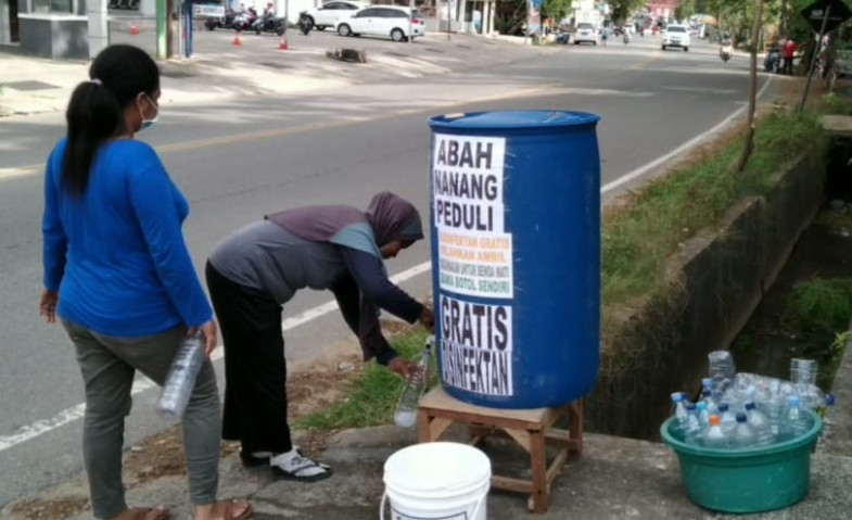 Gemas Hadapi Corona, Abah Nanang Siapkan Ratusan Liter Disinfektan Gratis Bagi Warga