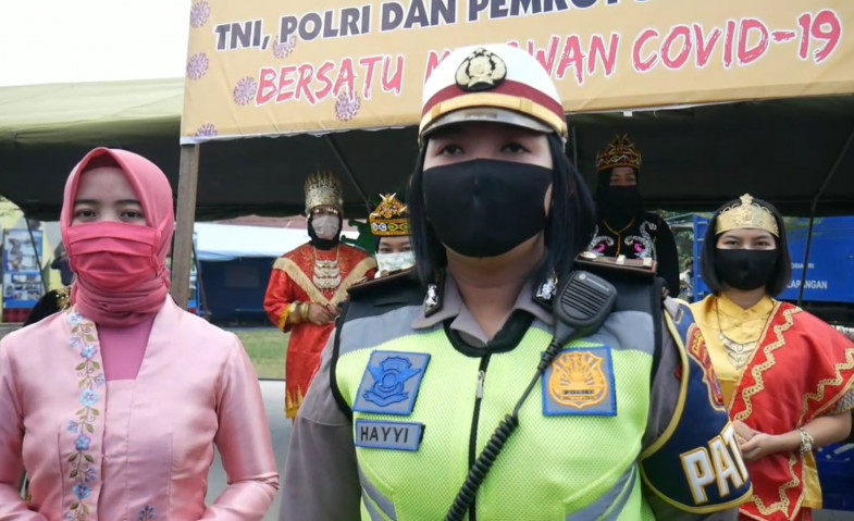 Hari Kartini, Polwan Polresta Samarinda Bagikan Masker dan Nasi Kotak Kepada Warga Terdampak Corona