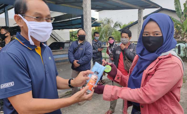 'Kurir-kuriran' Relawan Milenial Kawal Rusmadi Salurkan Bantuan, Cegah Covid-19