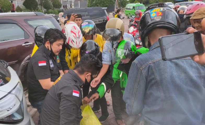 KPADK Samarinda Bagi Ratusan Takjil untuk Warga, Irwan : Saya Bangga
