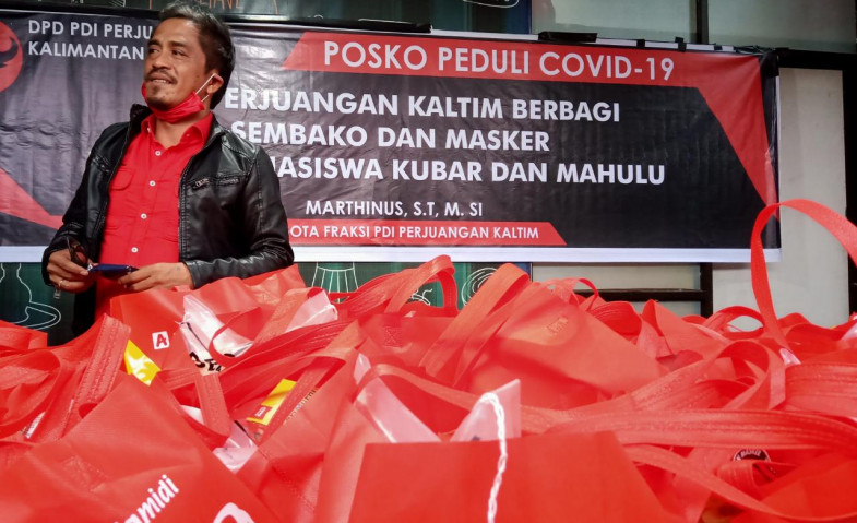 Fraksi PDI Perjuangan DPRD Katim Gotong Royong Bagikan Sembako dan Masker