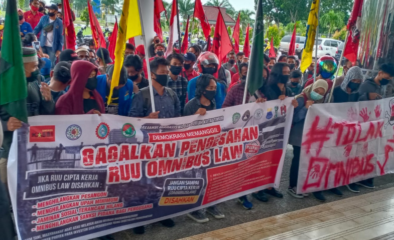 Tolak Omnibus Law, Aliansi Mahasiswa dan Buruh Kepung DPRD Kutai Timur