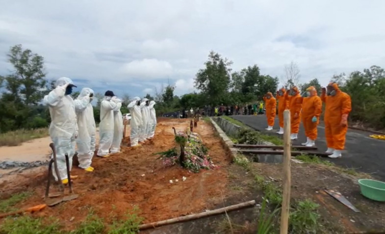 Dua Pasien Wanita Probable Covid-19 di Samarinda Meninggal, Petugas Pemakaman Beri Penghormatan Terakhir