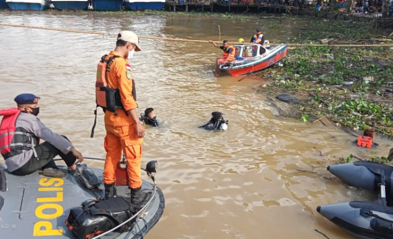 Minibus Tercebur di Sungai Mahakam, Tiga Penumpang Masih dalam Pencarian