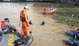 Minibus Tercebur di Sungai Mahakam, Tiga Penumpang Masih dalam Pencarian