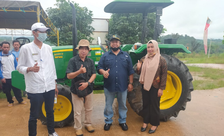 Ketua DPRD Kukar Serahkan Bantuan Mesin Pertanian dari Hetifah