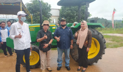 Ketua DPRD Kukar Serahkan Bantuan Mesin Pertanian dari Hetifah