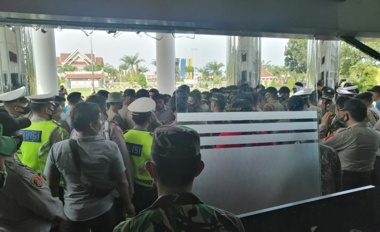 Pintu Utama Sekretariat DPRD Kutim Pecah, Aparat dan Mahasiswa Terluka