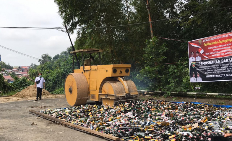 Ribuan Botol Miras Dimusnahkan, Ada yang Didapat dari Warung Dekat Sekolah