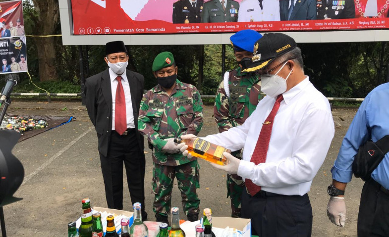 Peringatan Hari Pahlawan di Samarinda Ditandai Dengan Pemusnahan Ribuan Botol Miras