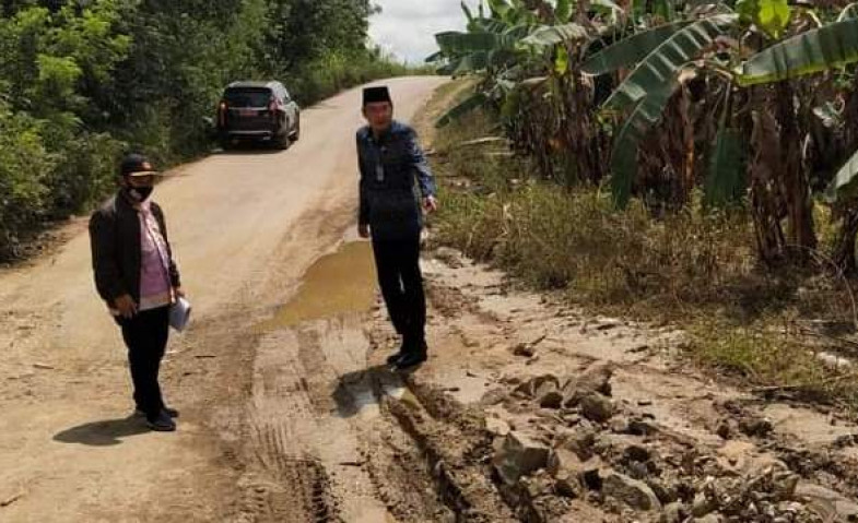 Wakil Ketua DPRD Kukar Sidak Jalan Rusak di Kecamatan Sebulu Milik Provinsi