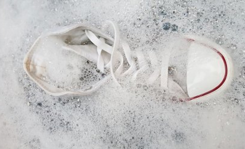 Awas Rusak, Jangan Cuci Sepatu Kesayangan Dengan Deterjen