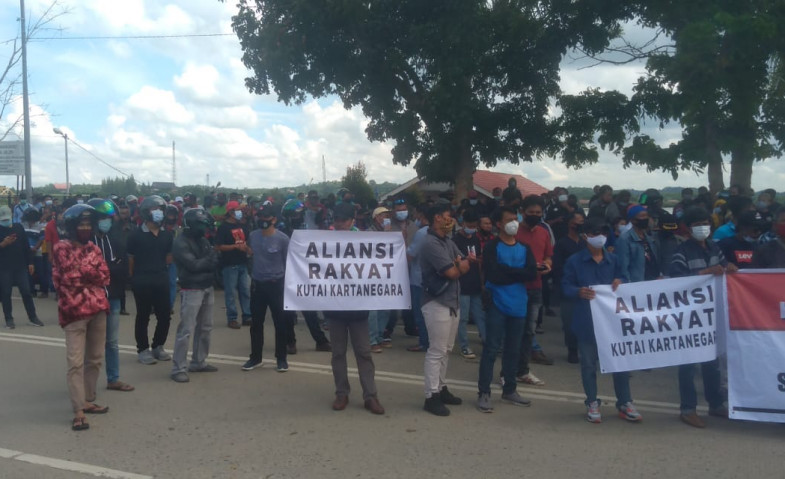 Aliansi Rakyat Kutai Kartanegara Kepung KPU Kukar, Korlap Aksi : Kami Siap Memilih Pemimpin