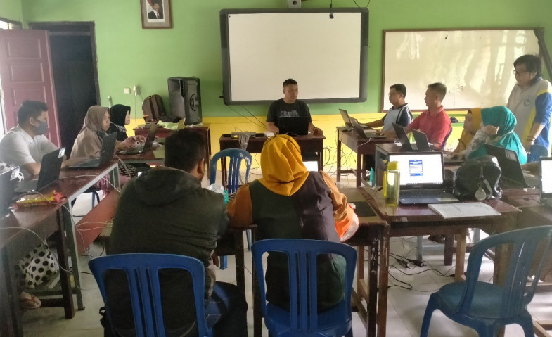 Dedikasi Guru di Kutai Kartanegara, Keliling Daerah Terisolir Mengajar Akses Teknologi Informasi