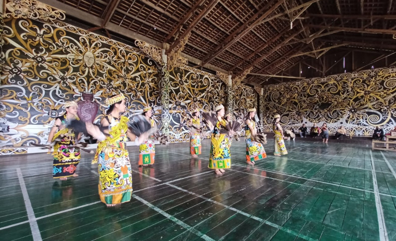 Berkunjung ke Suku Tradisional Kalimantan Dayak Kenyah di Desa Budaya Lekaq Kidau
