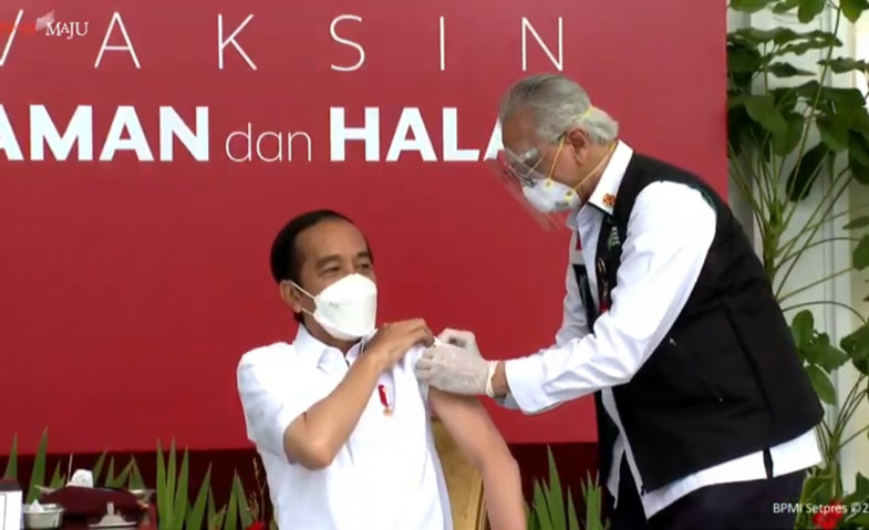 Dosis Pertama Vaksin Covid-19 Sinovac Disuntikkan ke Jokowi