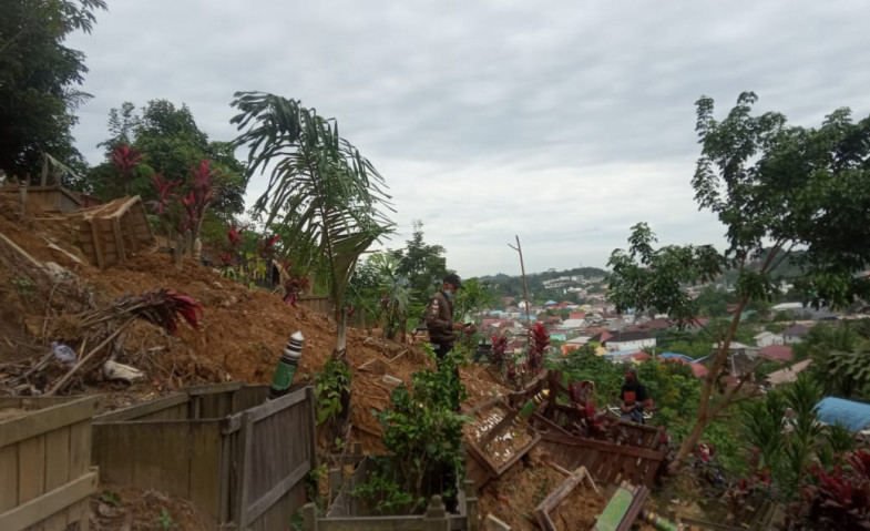 Viral Belasan Makam Longsor di Samarinda, Warga Siap Patungan Bikin Turap