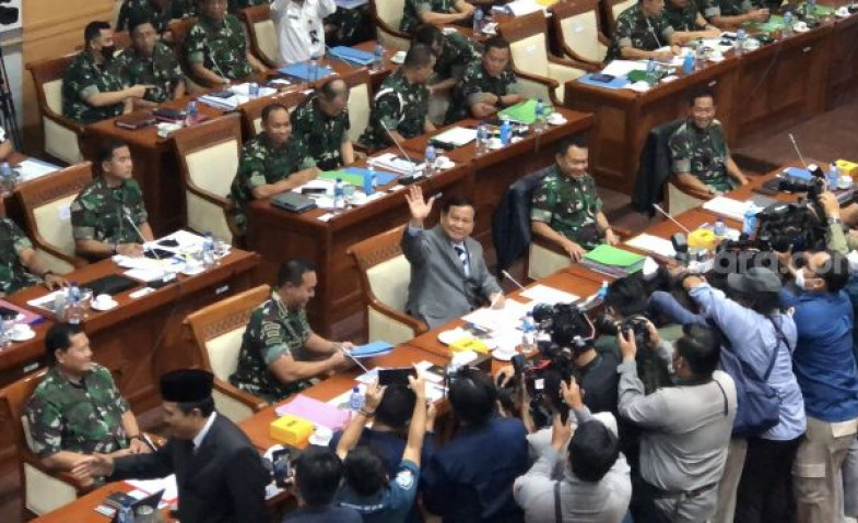 Dikabarkan Berselisihan, Panglima TNI dan KSAD Akhirnya Duduk Bareng di Rapat DPR RI