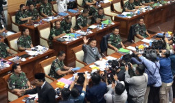 Dikabarkan Berselisihan, Panglima TNI dan KSAD Akhirnya Duduk Bareng di Rapat DPR RI