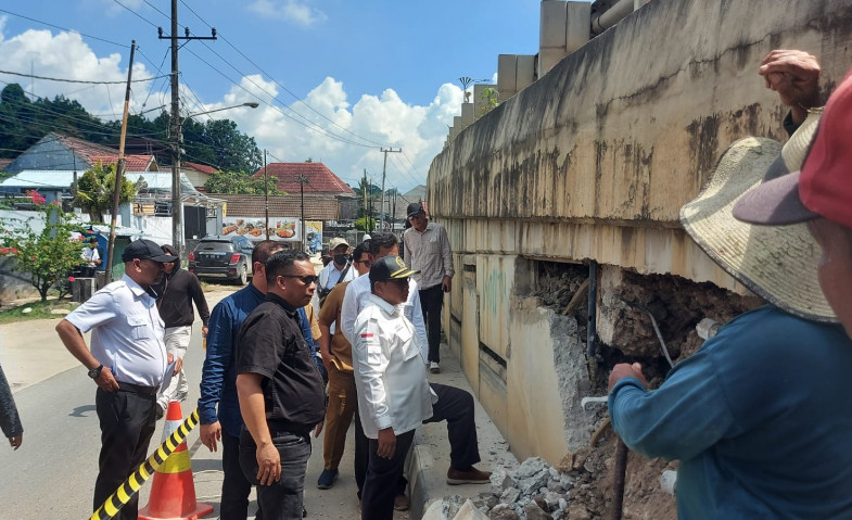 Komisi III DPRD Samarinda Pastikan Flyover Juanda Aman Meski Dindingnya Retak