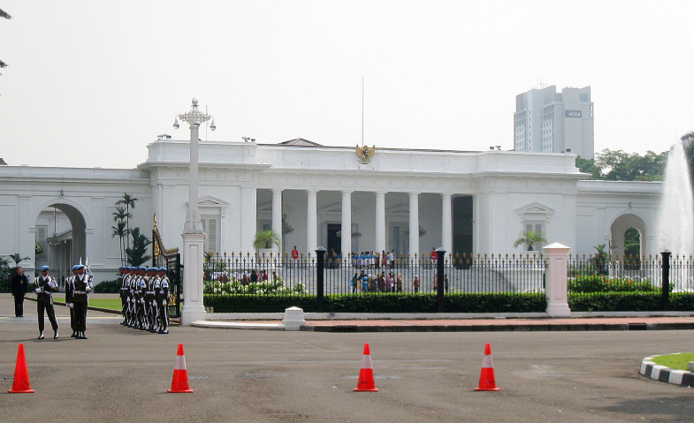 Breaking News: Perempuan Tak Beridentitas Terobos Istana Negara Bawa Senjata Api