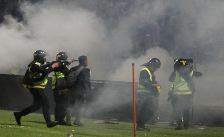 Kapolri Sebut 11 Anggota Polisi Tembakkan Gas Air Mata di Stadion Kanjuruhan