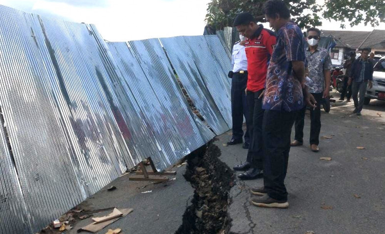 Wali Kota Andi Harun Minta Dinas PUPR Samarinda Gerak Cepat Atasi Amblas di Jalan Dr Soetomo