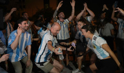 Demi Dukung Lionel Messi, Fans Argentina Rela Berhutang Rp 125 Juta Dengan Orang Tua