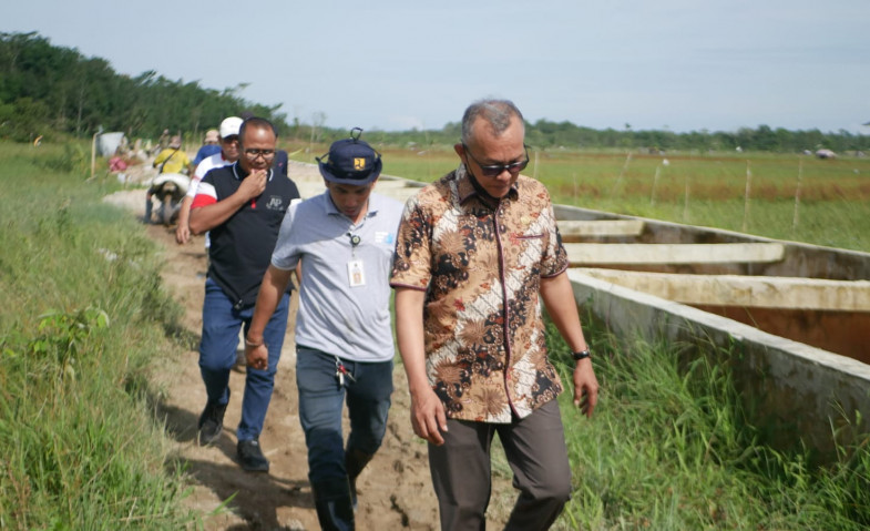 Muhammad Samsun Tinjau Proyek Saluran Irigasi di Desa Bukit Raya, Harapkan Selesai Tahun Depan