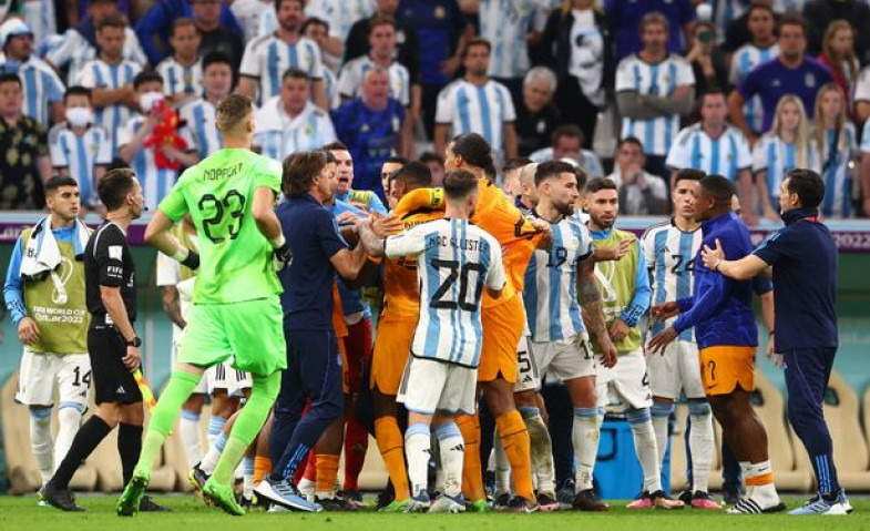 Argentina vs Belanda Penuh Drama, Messi Ribut dengan Louis van Gaal, 18 Pelanggaran Dalam Satu Pertandingan