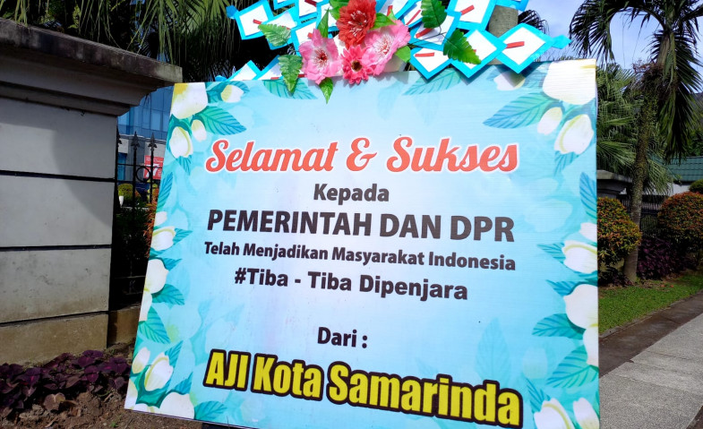 Karangan Bunga dari AJI Samarinda untuk Pemprov dan DPRD Kaltim: Jangan Diam Tentang Pengesahan RKUHP