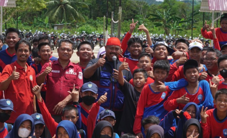 Pemkab Kukar Beri Bantuan Sembako dan Alat Pendidikan di Tenggarong Seberang