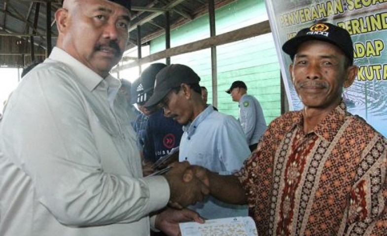 Pemkab Kukar Beri Perhatian Untuk Nelayan di Muara Wis, BLT Disalurkan Langsung Bupati Edi Damansyah