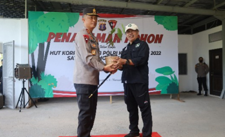 Peringati HUT ke-77 Korps Brimob Polri, Wabup Kukar  dan Kapolda Kaltim Kolaborasi Tanam Phon Bersama