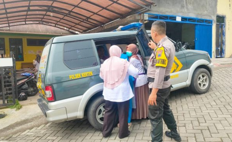 Air Ketuban Pecah dan Kepala Bayi Nyaris Terlihat, Ibu Muda Ini Melahirkan di Mobil Polisi