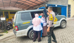 Air Ketuban Pecah dan Kepala Bayi Nyaris Terlihat, Ibu Muda Ini Melahirkan di Mobil Polisi