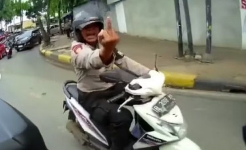 Bukannya Bantu Relawan Ambulans, Oknum Polisi Ini Malah Acungkan Jari Tengah