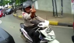 Bukannya Bantu Relawan Ambulans, Oknum Polisi Ini Malah Acungkan Jari Tengah