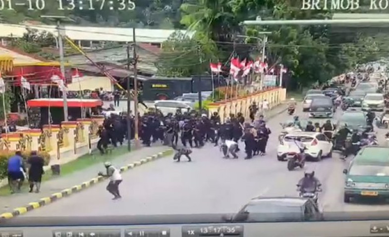 KPK Tangkap Lukas Enembe saat Makan Papeda, Massa Pendukung Lukas Enembe Ngamuk di Mako Brimob