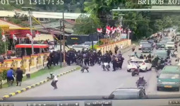 KPK Tangkap Lukas Enembe saat Makan Papeda, Massa Pendukung Lukas Enembe Ngamuk di Mako Brimob