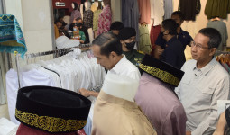 PPKM Resmi Dicabut, Presiden Jokowi Tanpa Masker saat Blusukan di Pasar