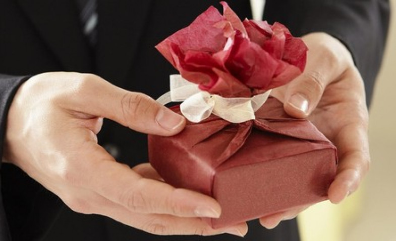 7 Hadiah Terbaik untuk Pasangan di Hari Valentine Lengkap dengan Makna, Produk dan Harganya