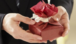 7 Hadiah Terbaik untuk Pasangan di Hari Valentine Lengkap dengan Makna, Produk dan Harganya